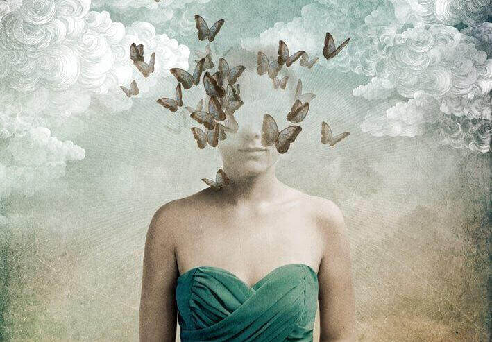 Kobieta z motylami w głowie
