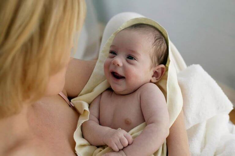 Uśmiechnięte niemowlę - kłótnie na oczach dzieci są złe nawet dla niemowląt