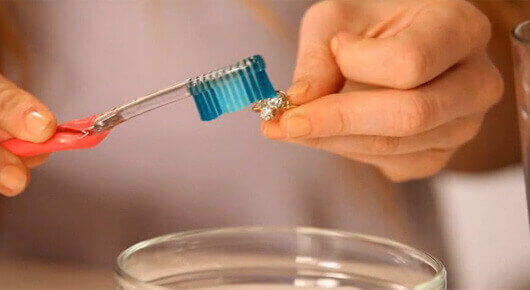 Czyszczenie pierścionka pastą do zębów