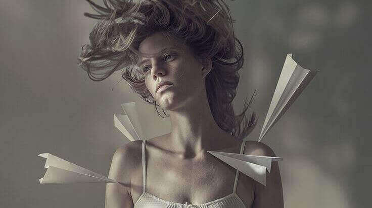 Samoloty z papieru i kobieta