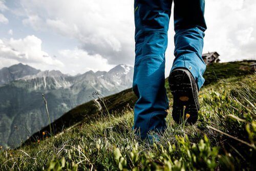 osiągnij spokój poprzez spacer po górach