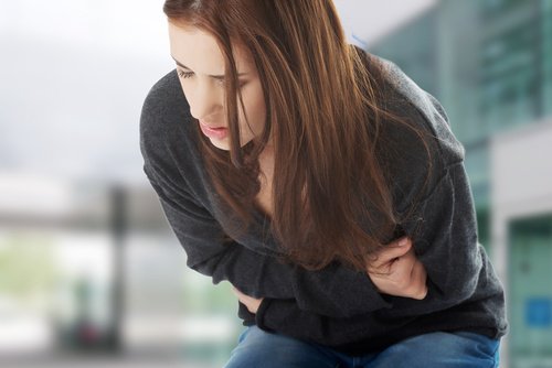 Ból żołądka u kobiety a wysoki poziom stresu