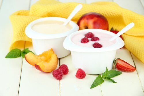 Jogurt z malinami, truskawkami i nektarynami