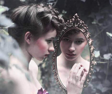 Kobieta w lustrze