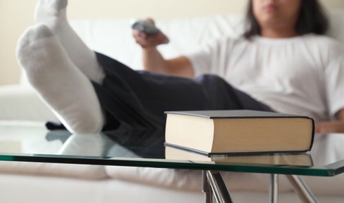 Leń przed telewizorem i książka