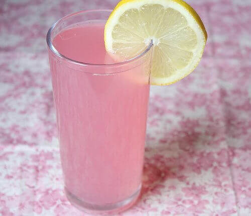 Różowa lemoniada - woda alkaliczna domowej roboty