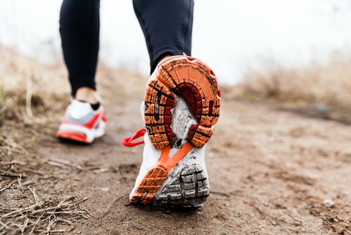 Sportowe buty na nogach