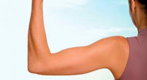 Smukłe ramiona – 6 skutecznych ćwiczeń