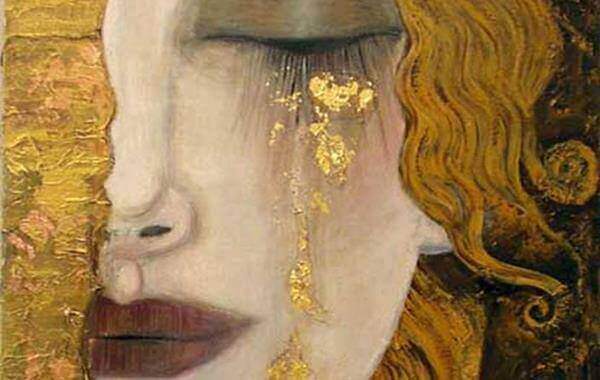Kobieca twarz i złote łzy