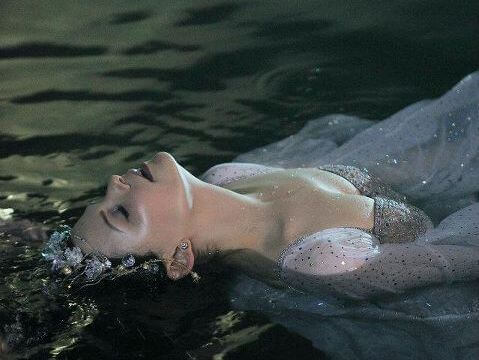 Kobieta unosi się na wodzie