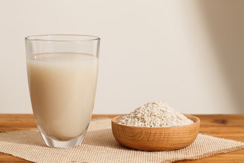 Woda ryżowa i korzyści z jej picia