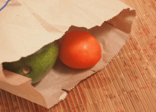 Awokado i pomidor w papierowej torbie