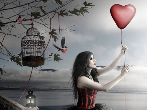 Kobieta trzyma balon w kształcie serca - miłośc do siebie