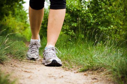 Nogi na ścieżce - depresja może zostać złagodzona przez spacer