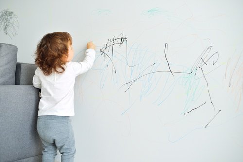 Dziecko malujące po ścianie