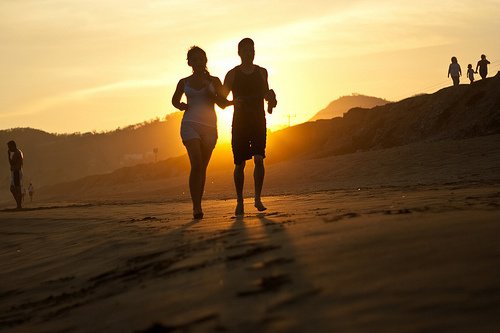 Para biega po plaży