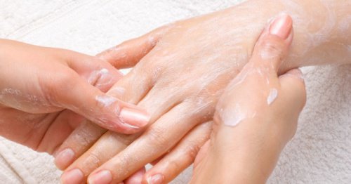 Dłonie smarowane kremem - wazelina będzie jeszcze lepsza!