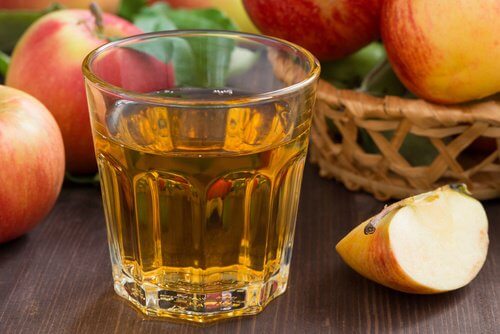 Naturalny tonik odmładzający z jabłek