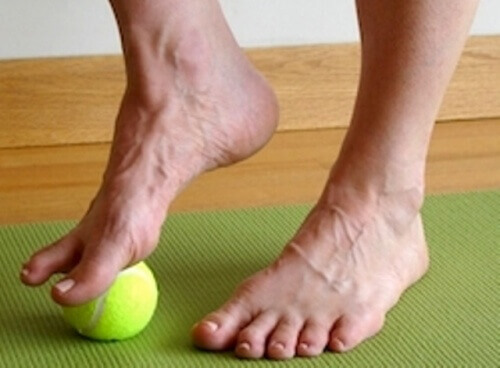 Masowanie stóp piłeczką tenisową