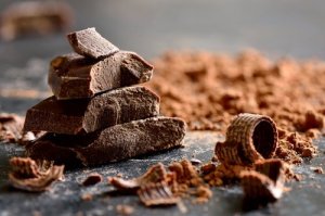 Jesz przed snem? Unikaj tych ośmiu produktów