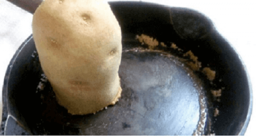 Czyszczenie patelni ziemniakiem