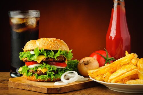 Fast food - hamburger z frytkami