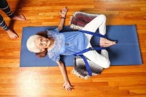 Starsza kobieta i joga