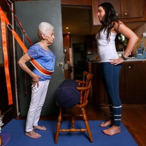 Starsza kobieta ćwicząca jogę