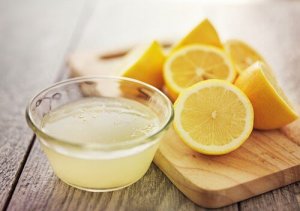 Picie wody cytrynowej przed śniadaniem