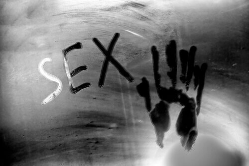 Napis sex na lustrze