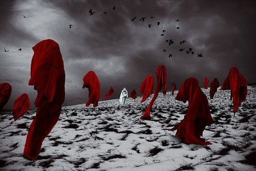 Czerwone tkaniny na śniegu