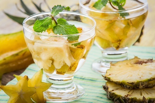 Woda ananasowa - przygotowanie i korzyści
