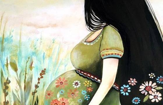 Kobieta w ciąży na tle kwiatów