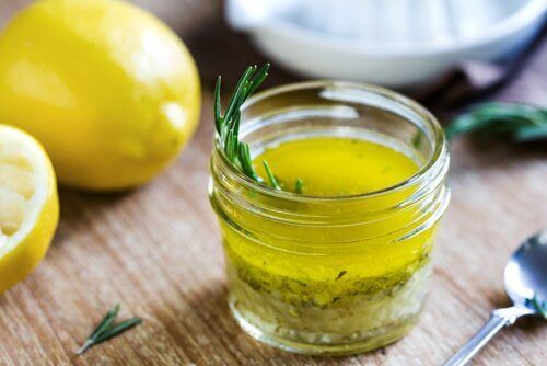 Cytryna i oliwa z oliwek.