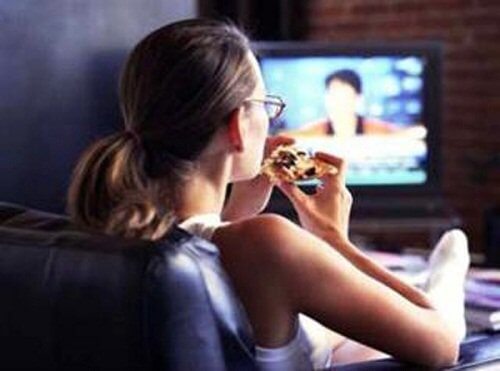 Złe nawyki: jedzenie przed telewizorem
