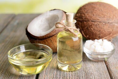 olej kokosowy na włosy, skórę i paznokcie