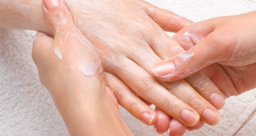 Skóra dłoni - Domowe sposoby nawilżające
