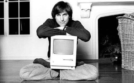 Młody Steve Jobs z komputerem