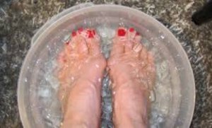 Kąpiel na Twoje stopy w lodowatej wodzie
