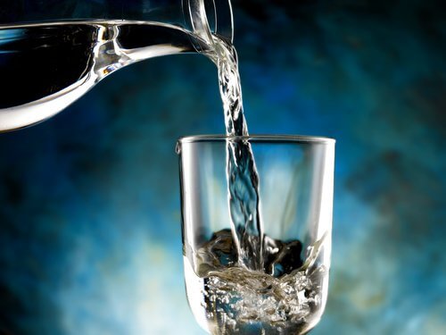 Dzbanek i szklanka wody zatrzymanie wody w organizmie