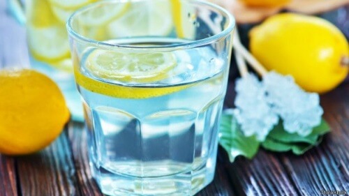 Woda z cytryną, czyli lemoniada
