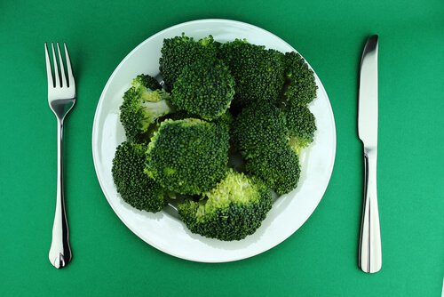 brokuły na talerzu