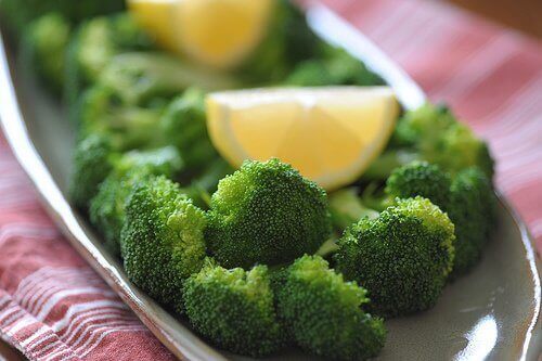 brokuły z cytryną