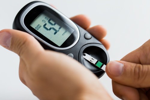 Wysoki poziom cukru we krwi – 7 metod na jego kontrolę