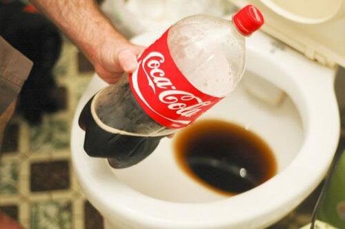 Coca-cola jest świetna do czyszczenia muszli klozetowej
