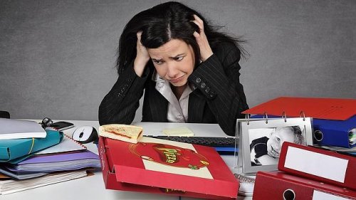 Dziewczyna w biurze - niepokój i stres