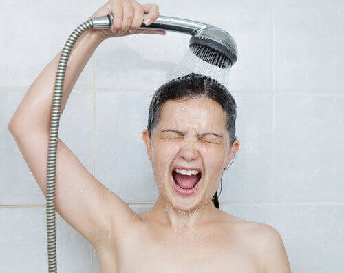 Dziewczyna pod prysznicem