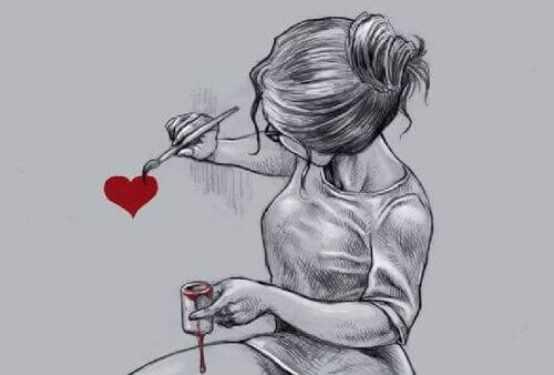 Kobieta maluje serce