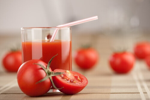 szklanka soku pomidorowego na podkrążone oczy