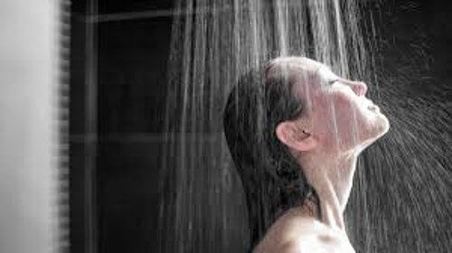 kobieta pod prysznicem - gorący przysznic na problemy z gardłem